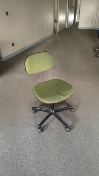 Silla de oficina ergonómica verde oliva