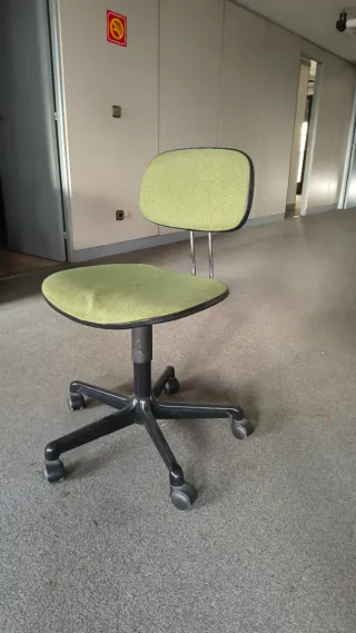 Silla de oficina ergonómica verde oliva