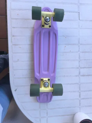 Monopatín morado.