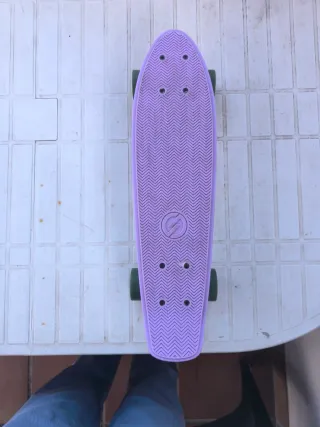 Monopatín morado.