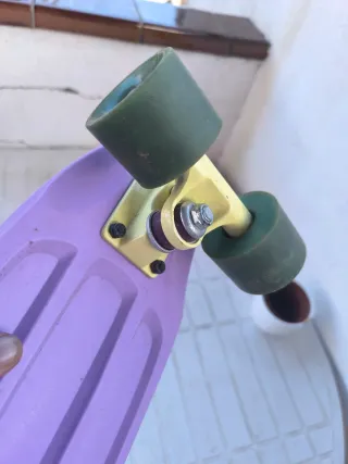 Monopatín morado.