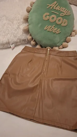 Falda NAF NAF efecto piel beige tiro alto