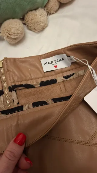 Falda NAF NAF efecto piel beige tiro alto