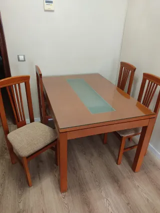 Mesa de comedor con 4 sillas
