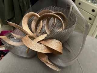 Tocado de fiesta marrón y gris