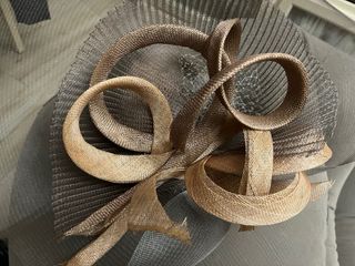 Tocado de fiesta marrón y gris