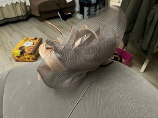 Tocado de fiesta marrón y gris