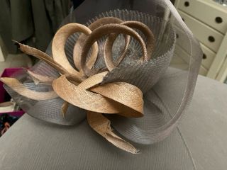 Tocado de fiesta marrón y gris