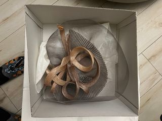 Tocado de fiesta marrón y gris