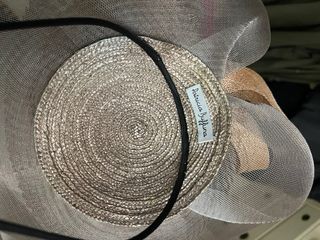 Tocado de fiesta marrón y gris