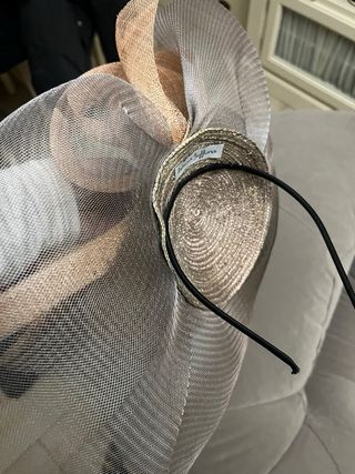 Tocado de fiesta marrón y gris