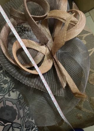 Tocado de fiesta marrón y gris