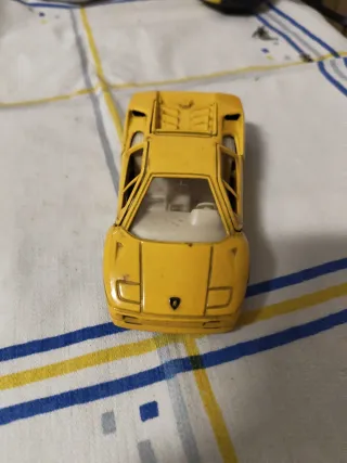 Coche de colección amarillo
