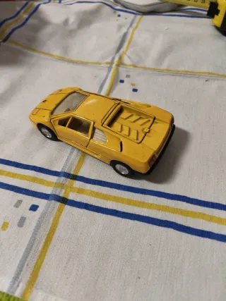 Coche de colección amarillo