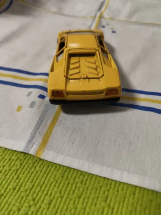 Coche de colección amarillo