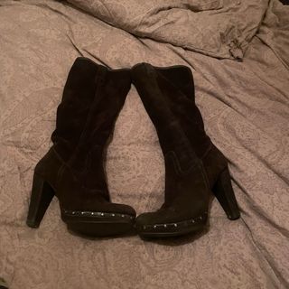 Botas de ante con tacón y tachuelas