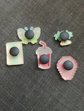 Pins para zuecos, brillan en la oscuridad