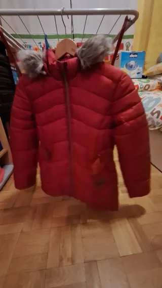 Abrigo niña burdeos con capucha. Talla 158