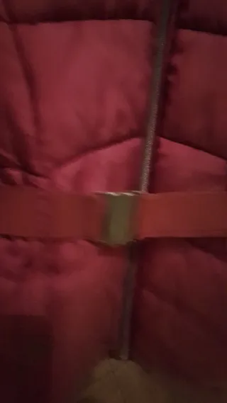 Abrigo niña burdeos con capucha. Talla 158