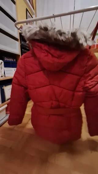 Abrigo niña burdeos con capucha. Talla 158