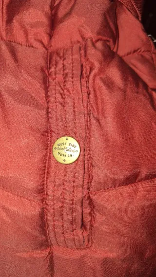 Abrigo niña burdeos con capucha. Talla 158