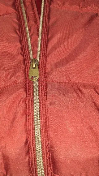 Abrigo niña burdeos con capucha. Talla 158