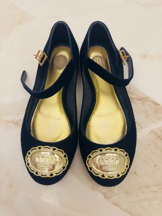 Bailarinas negras con detalle corona dorada