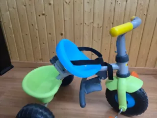 Triciclo infantil con cesta y asiento azul