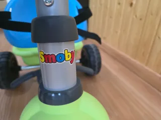 Triciclo infantil con cesta y asiento azul