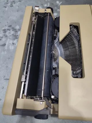 Máquina de escribir Olivetti Lettera 25