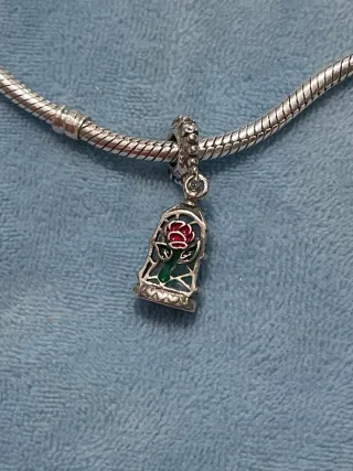 Charm Rosa Encantada Bella y Bestia