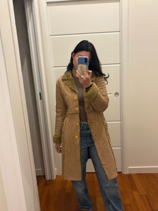 Montone 3/4 scamosciato beige con bordi verdi