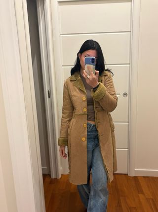 Montone 3/4 scamosciato beige con bordi verdi