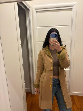 Montone 3/4 scamosciato beige con bordi verdi