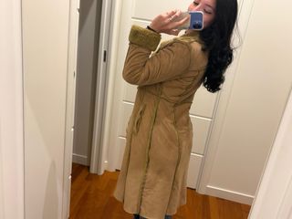 Montone 3/4 scamosciato beige con bordi verdi