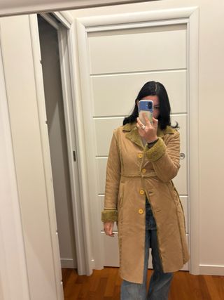 Montone 3/4 scamosciato beige con bordi verdi