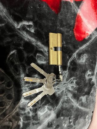Bombín de seguridad dorado con 5 llaves.