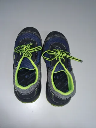 Zapatos de seguridad azules y verdes
