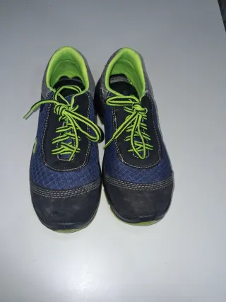 Zapatos de seguridad azules y verdes