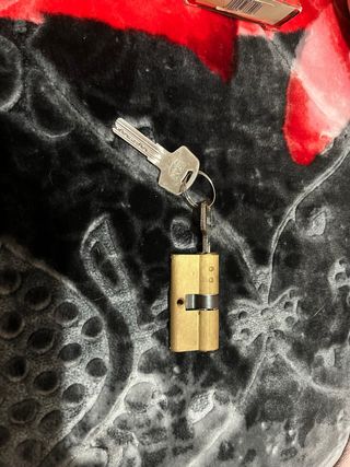 Bombín de seguridad dorado