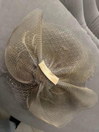 Tocado de fiesta con velo y plumas cristina vazque