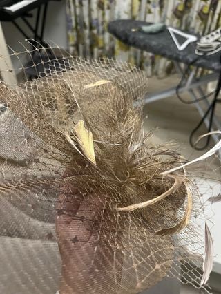 Tocado de fiesta con velo y plumas cristina vazque