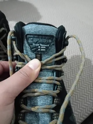 Botas de montaña negras y grises