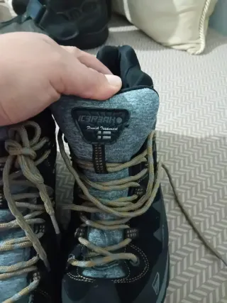 Botas de montaña negras y grises