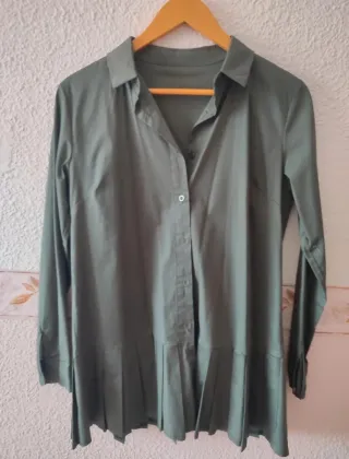 Camisa verde militar con plisados