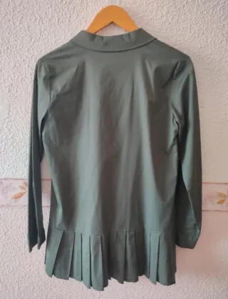Camisa verde militar con plisados