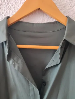 Camisa verde militar con plisados