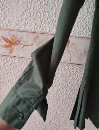 Camisa verde militar con plisados