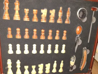 Caja de madera para dos botellas de vino y ajedrez