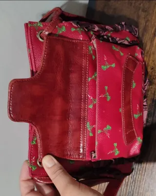 Borsetta Naj Oleari rossa con ravanelli.